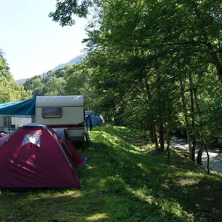 Camping Le Lachat 营地 通内