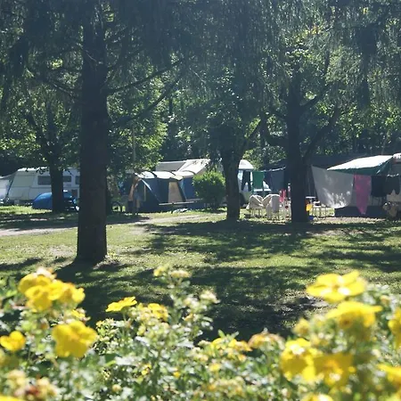 Camping Le Lachat 营地 通内